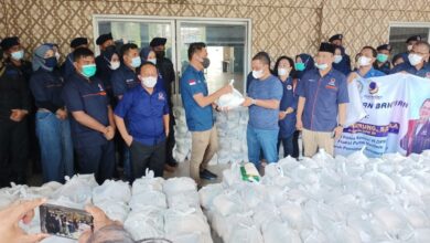 Photo of Bang Martin Salurkan Bantuan Sembako dan Sarung Senilai Rp 1 Miliar di Dapilnya