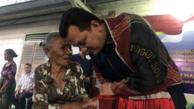 Photo of Martin Manurung Kembali Serahkan Bantuan Ke Tapteng, Bupati: Kami Tak Lupakan dan Akan Balas