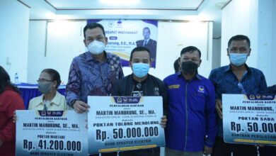 Photo of Martin Manurung Kembali Serahkan Bantuan Rp2,7 M ke Kabupaten Toba