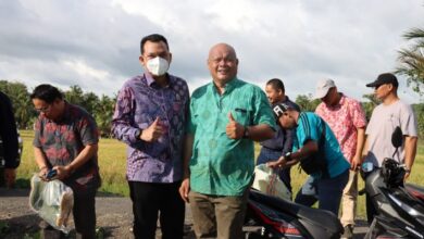 Photo of Martin Manurung, Serahkan Bantuan Sosial Kepada STM Komplek SMP 1 Pangururan