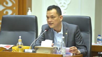 Photo of Martin Manurung Minta Telkomsel Sediakan Tower Portabel di Wilayah Bencana Longsor Sumut