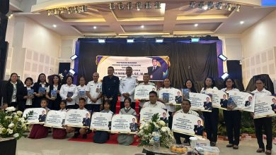 Photo of Martin Manurung Salurkan Beasiswa PIP di Samosir