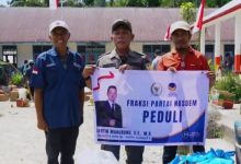 Photo of Bantuan Martin Manurung Tiba di Sitahuis, Wujud Kepedulian untuk Warga Terdampak Bencana