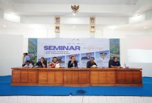 Photo of Martin Manurung Beri Motivasi Pada Seminar Pelatihan Penulisan dan Penerbitan Buku.